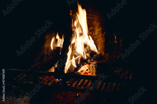 feu de bûches dans une cheminée ancienne  photo