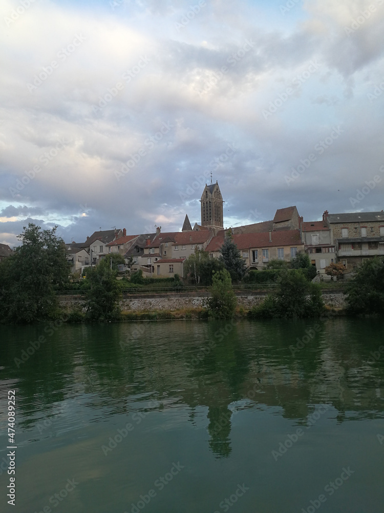 Französische Stadt am Fluss