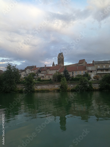 Französische Stadt am Fluss