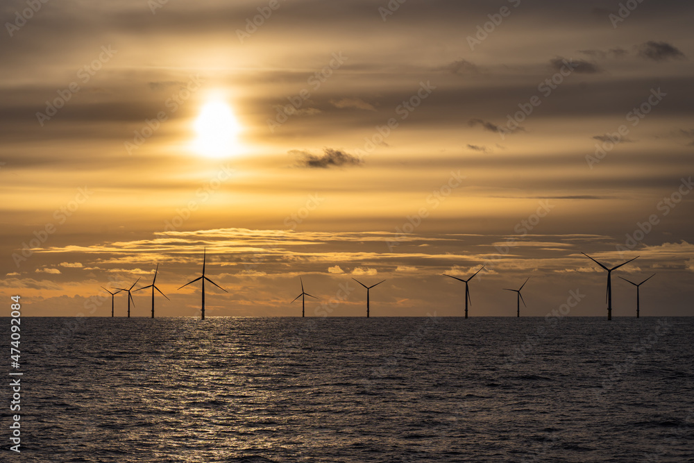 Offshore Windpark in der Nordsee bei Sonnenuntergang