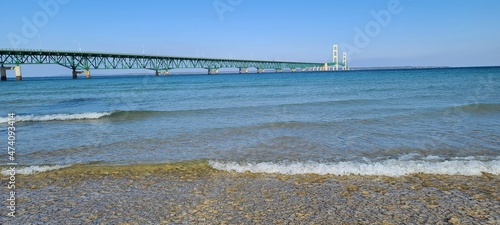 Fotografía Bridge and Water Views From Shoreline