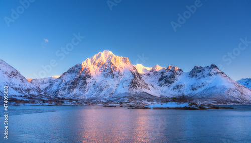Beautiful snow covered moun...
