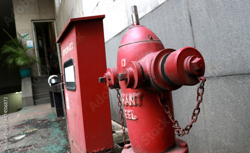 Fire hydrant is a public facility. Currently, there are many public places such as amusement parks, malls, roads, factories, buildings, markets, even houses in urban areas to villages