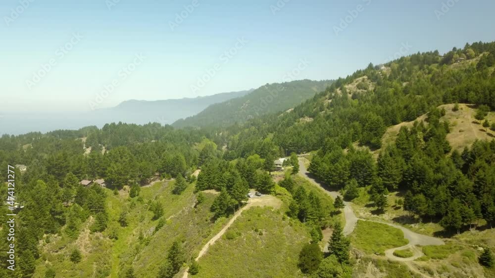 Aerial Shot Of Mountains Against Sky During Sunny Day, Drone Descending Forward Over Green Trees In Forest - Northern California, California Aerial Shot Of Mountains Against Sky During Sunny Day, Drone Descending Forward Over Green Trees In Forest - Northern California, California
