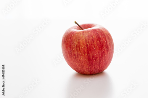 赤いリンゴと白背景