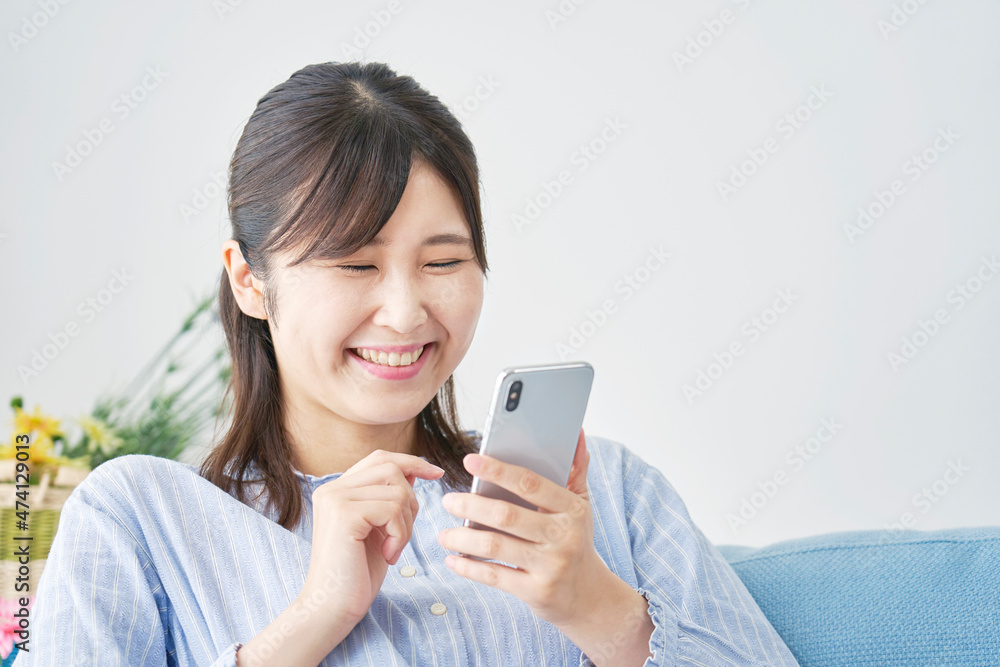 女性 スマホ リビング 女性 スマホ リビング