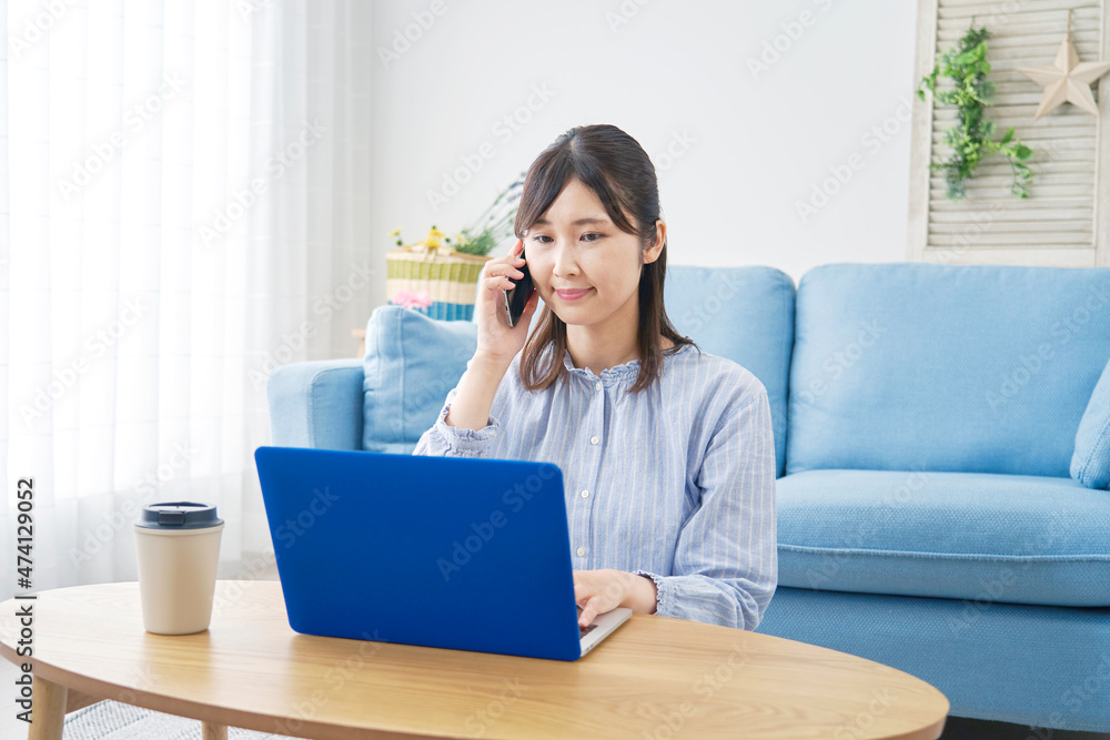 女性 電話する パソコン リビング 女性 電話する パソコン リビング