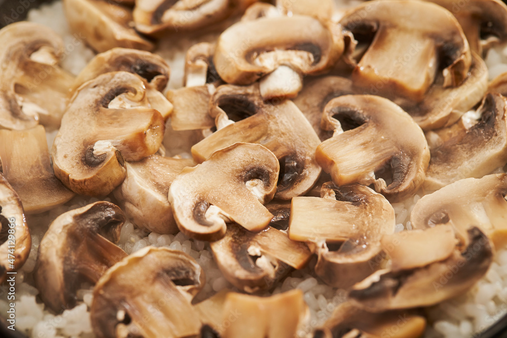 Thinly sliced mushroom rice, stone pot rice Thinly sliced mushroom rice, stone pot rice
