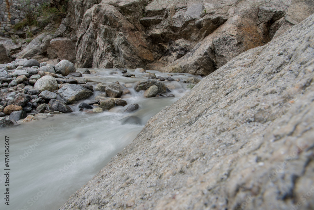 Particolare del Torrente Amendolea con sasso in primo piano Particolare del Torrente Amendolea con sasso in primo piano