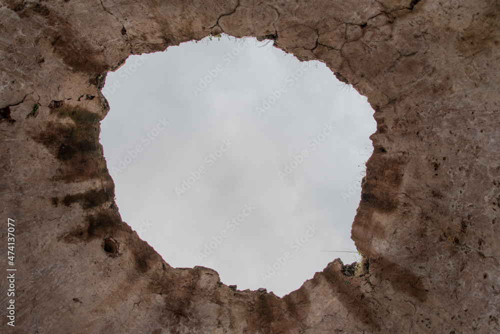 Fototapeta premium Vista dall'interno di una cisterna verso l'alto
