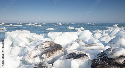 Icebergs floating in the Atlantic ocean at Diamond Beach - Iceland