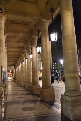 Galerie à colonnes la nuit à Paris, France