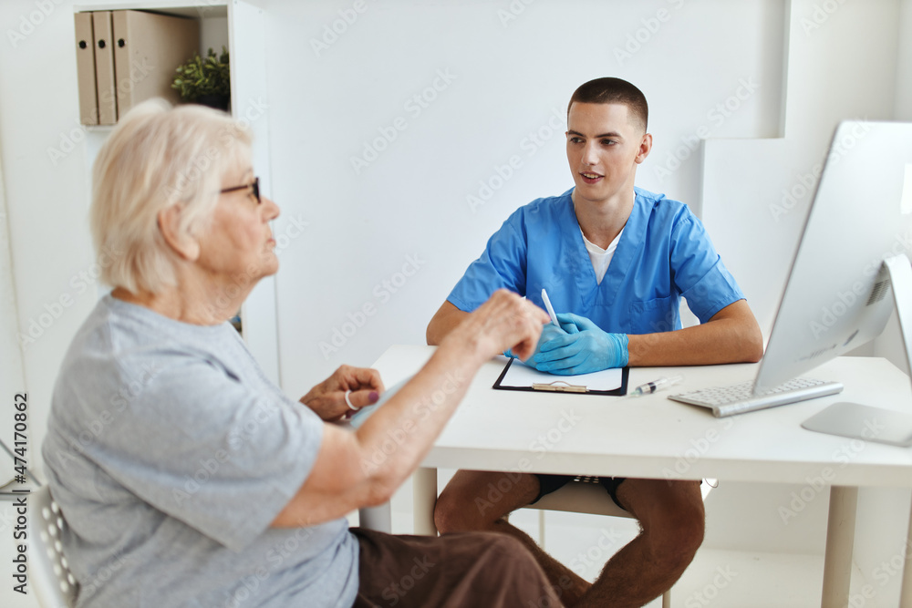 Fototapeta premium patient talking to doctor diagnosis