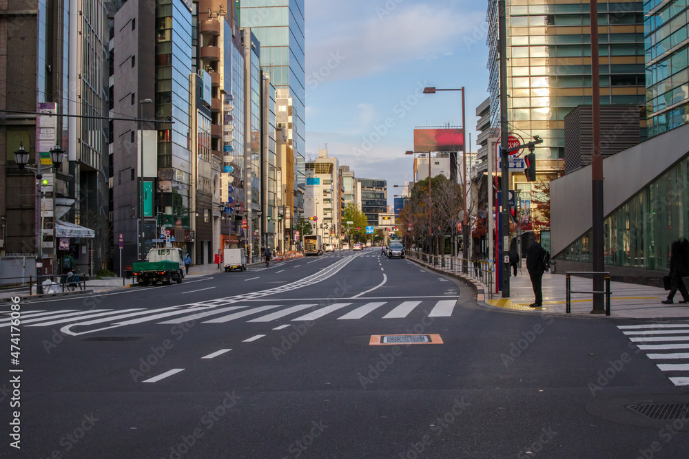 東京、六本木4丁目の街の風景　六本木交差点を起点に六本木通り、東京ミッドタウン、外苑東通りに面する区画。赤坂との境界　歓楽街と住宅街が共にする