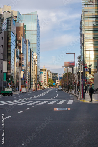 東京、六本木4丁目の街の風景 六本木交差点を起点に六本木通り、東京ミッドタウン、外苑東通りに面する区画。赤坂との境界 歓楽街と住宅街が共にする