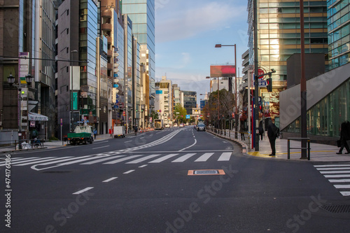 東京、六本木4丁目の街の風景　六本木交差点を起点に六本木通り、東京ミッドタウン、外苑東通りに面する区画。赤坂との境界　歓楽街と住宅街が共にする