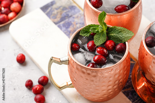 Canvas Print Traditional american alcoholic beverage moscow mule in copper mugs with cranberr
