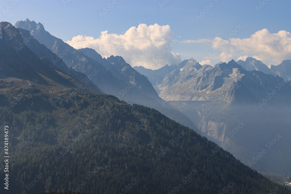 Wildromantische Alpenlandschaft am Malojapass; Blick von Nordosten ins Bergell mit der Staumauer des Albignasee