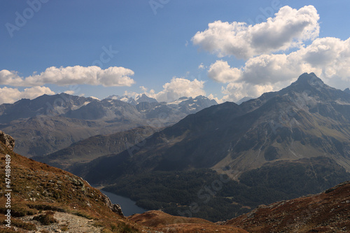 Traumhaft schöner Sommertag in den Alpen; Blick vom Lunghinsee über den Silsersee auf die Bernina-Gruppe, vorn rechts der Piz de la Margna