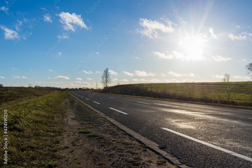 Obraz premium Empty asphalt road and sun rising or sunset at skyline.Old asphalt road going to the sunset.