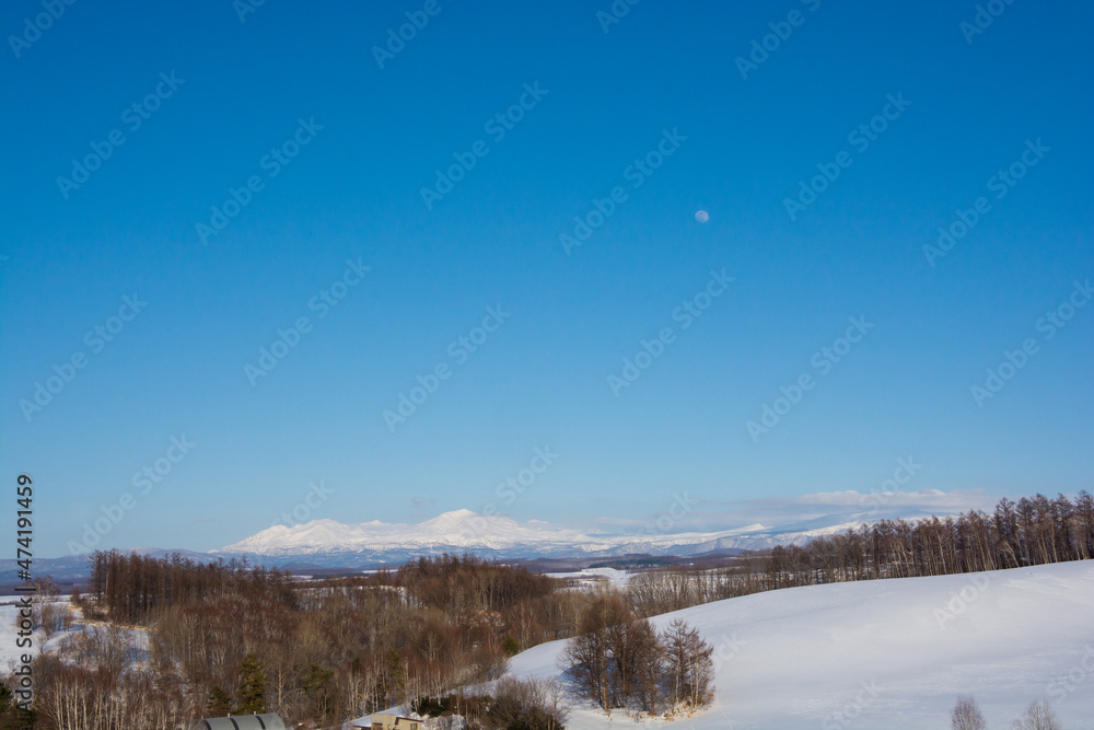 冬の晴れた日の雪山と月　大雪山
