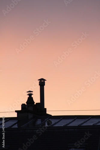 Cheminées sur toits parisiens