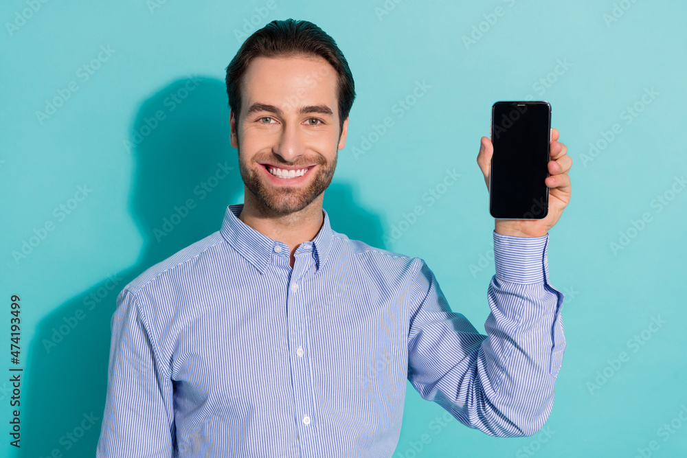 Naklejka premium Photo of retail assistant manager demonstrate new device empty space app wear violet shirt isolated teal color background