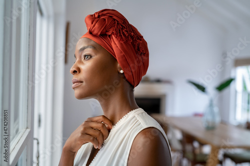фотографія Thoughtful african woman thinking while looking outside the window