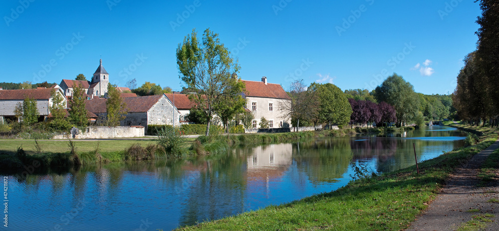 Dorfansicht von Saint-Vinnemer am Canal-de-Bourgogne, Panorama mit Reflexion auf ruhigem Wasser