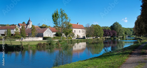 Dorfansicht von Saint-Vinnemer am Canal-de-Bourgogne, Panorama mit Reflexion auf ruhigem Wasser