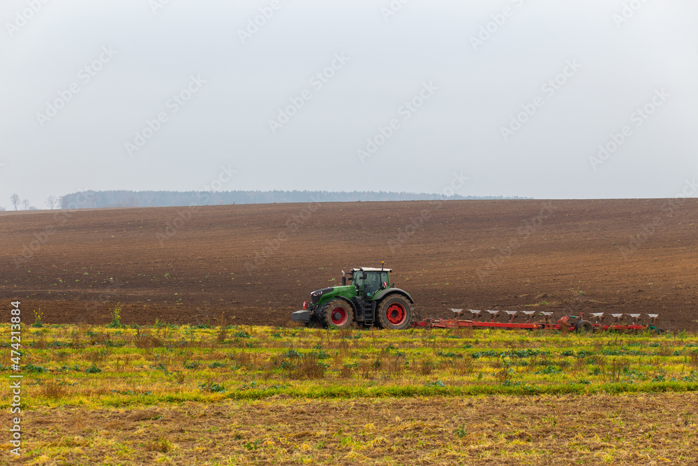 Obraz premium A tractor with a large double plow