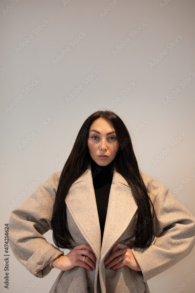 Wunderschöne Frau mit Schwarzem Haar Leidenschaftlich mit Rose und elegantem Lebenstil unterwegs in Berlin Wunderschöne Frau mit Schwarzem Haar Leidenschaftlich mit Rose und elegantem Lebenstil unterwegs in Berlin