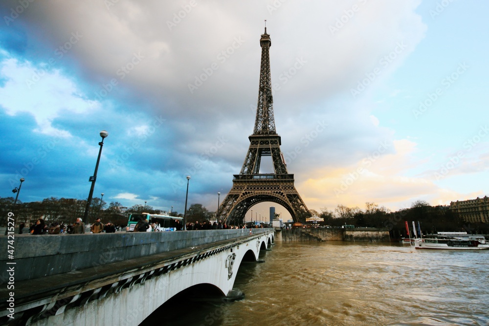 Fototapeta premium Eiffel Tower across the Seine