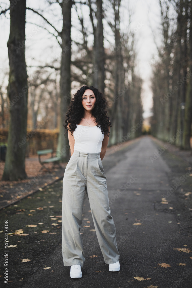Wunderschöne Frau mit Schwarzem Haar Leidenschaftlich mit Rose und elegantem Lebenstil unterwegs in Berlin Wunderschöne Frau mit Schwarzem Haar Leidenschaftlich mit Rose und elegantem Lebenstil unterwegs in Berlin