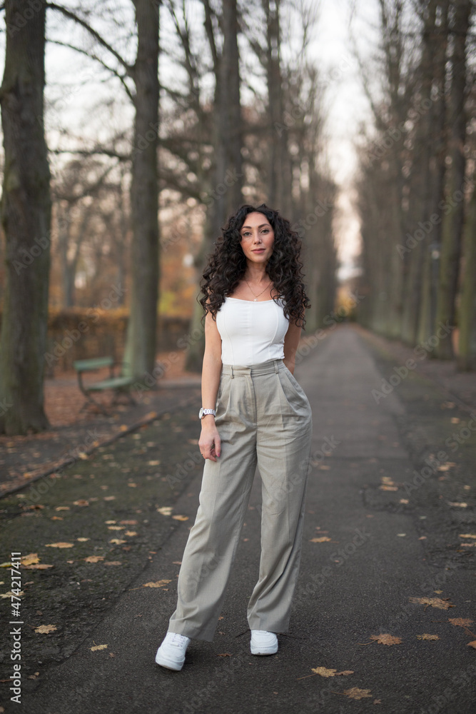 Wunderschöne Frau mit Schwarzem Haar Leidenschaftlich mit Rose und elegantem Lebenstil unterwegs in Berlin Wunderschöne Frau mit Schwarzem Haar Leidenschaftlich mit Rose und elegantem Lebenstil unterwegs in Berlin