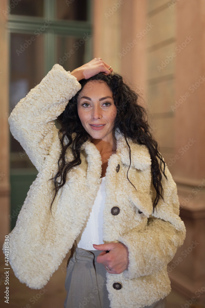 Wunderschöne Frau mit Schwarzem Haar Leidenschaftlich mit Rose und elegantem Lebenstil unterwegs in Berlin Wunderschöne Frau mit Schwarzem Haar Leidenschaftlich mit Rose und elegantem Lebenstil unterwegs in Berlin