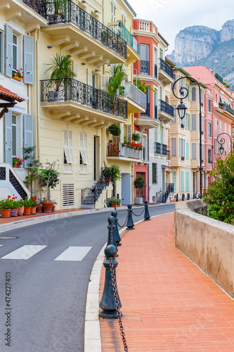 Obraz na płótnie Bunte Wohnhäuser in Monaco mit schönen Hausfassaden. w salonie