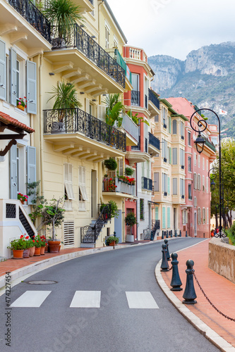 Obraz na płótnie Bunte Wohnhäuser in Monaco mit schönen Hausfassaden. w salonie