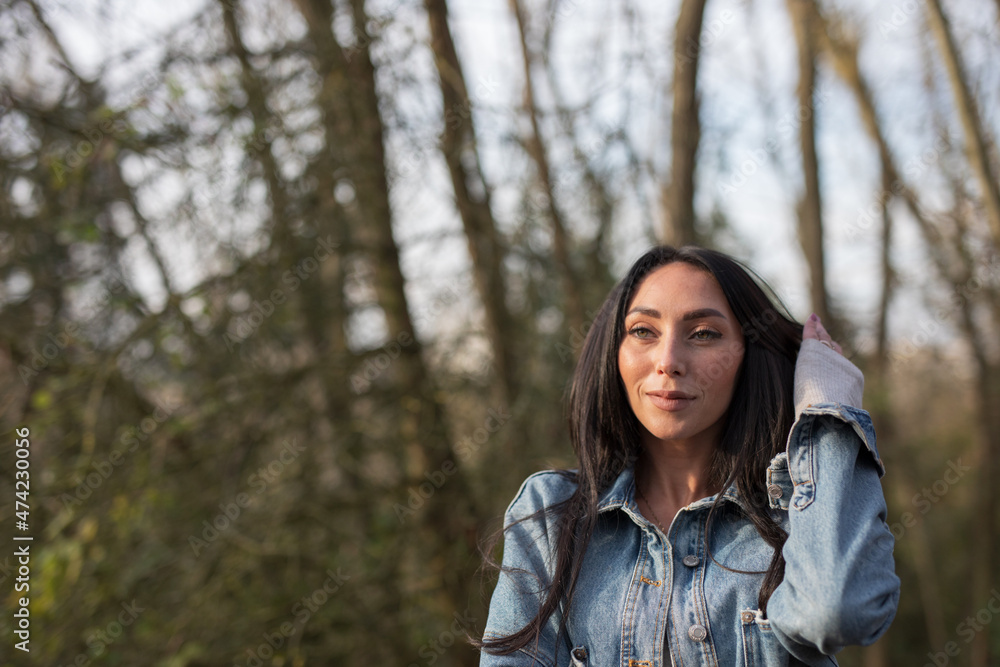 Wunderschöne Frau mit Schwarzem Haar Leidenschaftlich in Berlin mit Rose und elegantem Lebenstil unterwegs