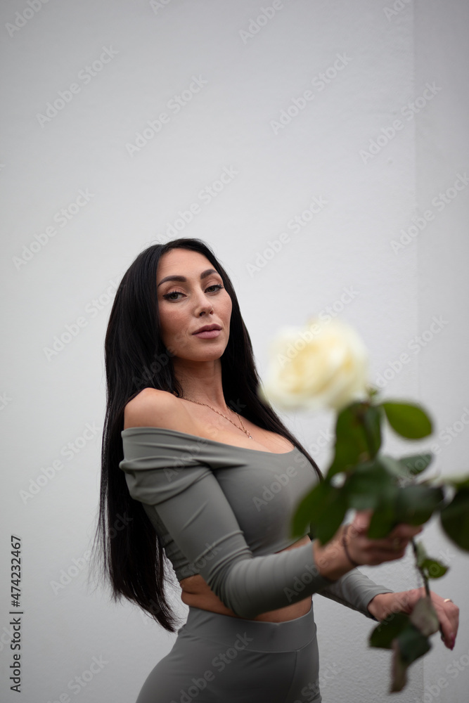 Wunderschöne Frau mit Schwarzem Haar Leidenschaftlich in Berlin mit Rose und elegantem Lebenstil Wunderschöne Frau mit Schwarzem Haar Leidenschaftlich in Berlin mit Rose und elegantem Lebenstil