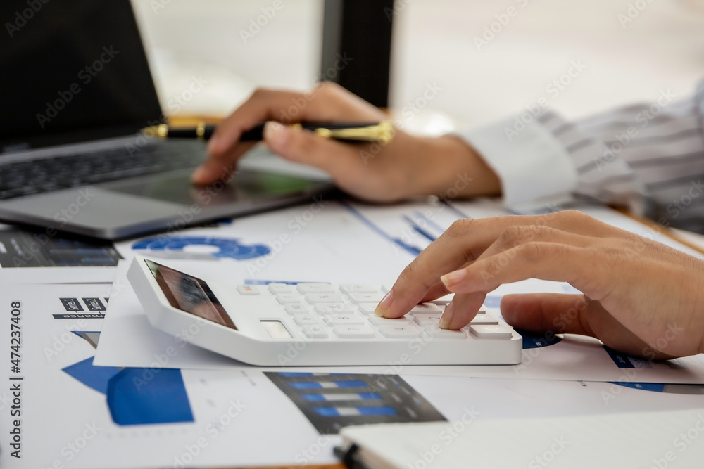 The marketing manager analyzes past earnings issues and plans for the next quarter earnings, portraits of business women working on business documents, business woman concepts and marketing planners. The marketing manager analyzes past earnings issues and plans for the next quarter earnings, portraits of business women working on business documents, business woman concepts and marketing planners.