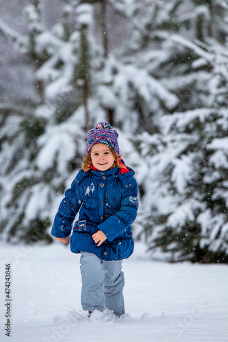 Radosna dziewczynka biegnie w śniegu