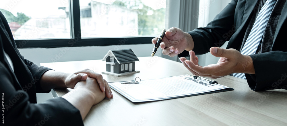 Sale Estate agent are presenting home loan to customer to decision signing contract to rental house insurance with approved property form - obrazy, fototapety, plakaty 