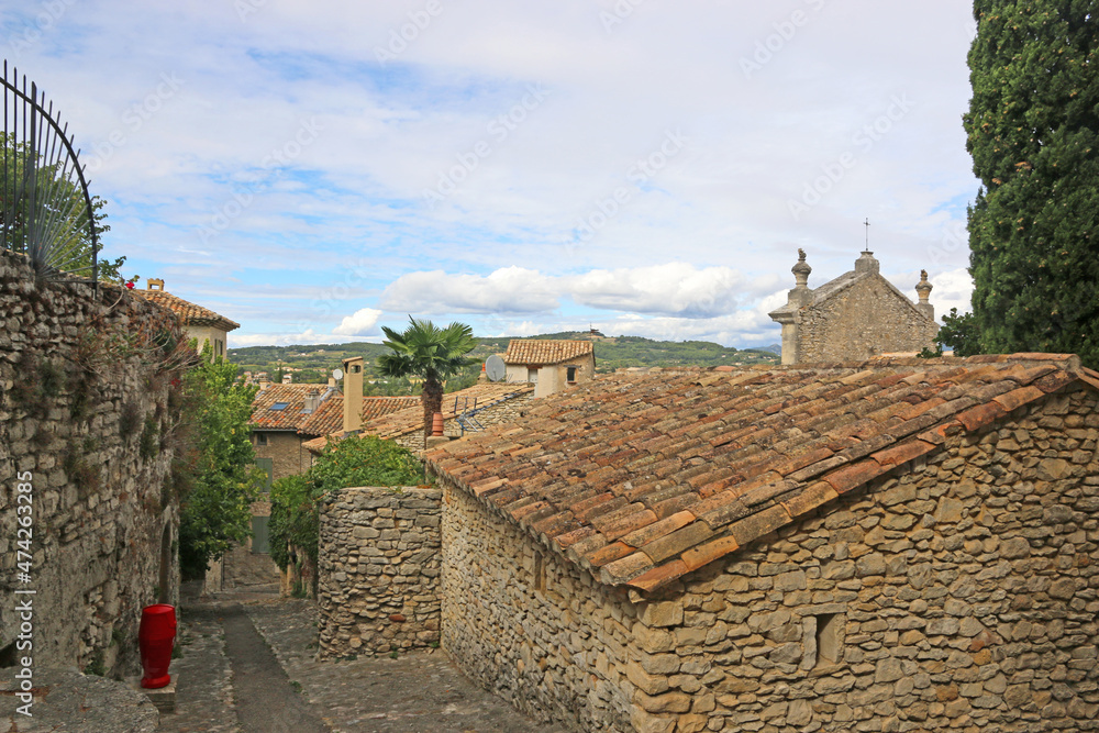 Obraz premium Street in Vaison-la-Romaine, France 