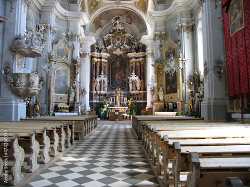 Die barocke Pfarrkirche in Toblach. Toblach  Suedtirol  Italien  Europa -- The baroque parish church in Toblach. Toblach  South Tyrol  Italy  Europe 