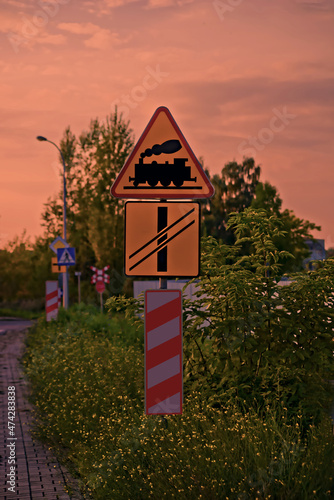 Znak drogowy : Uwaga Przejazd Kolejowy . Road sign: Attention Railroad Crossing.