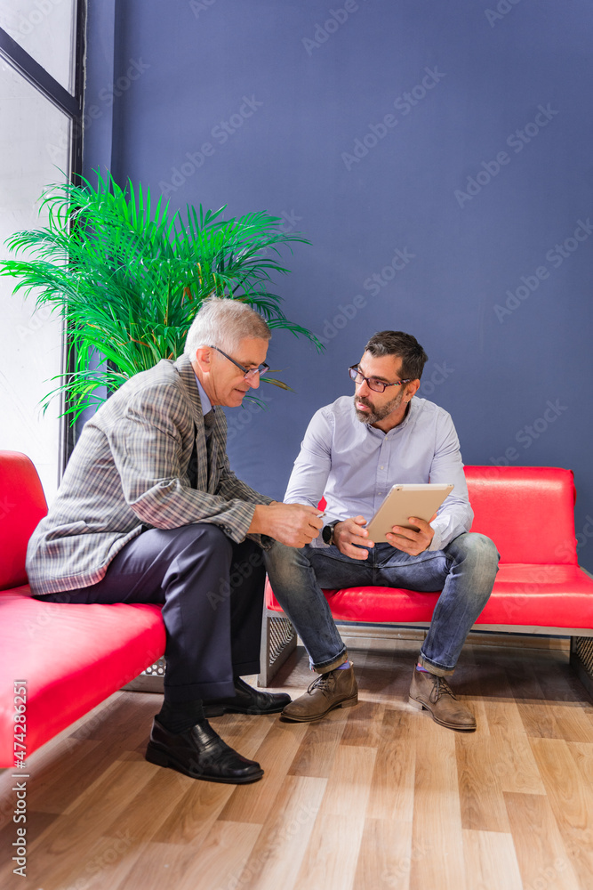 Obraz premium Looking at the meeting project togehter for their partners while sitting