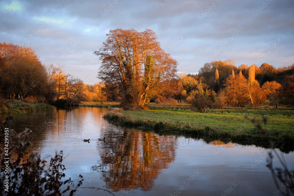 Obraz premium Winter sunset over the River Wey in Godalming, Surrey, UK