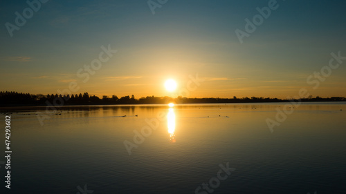 黄金の朝日と水面反射