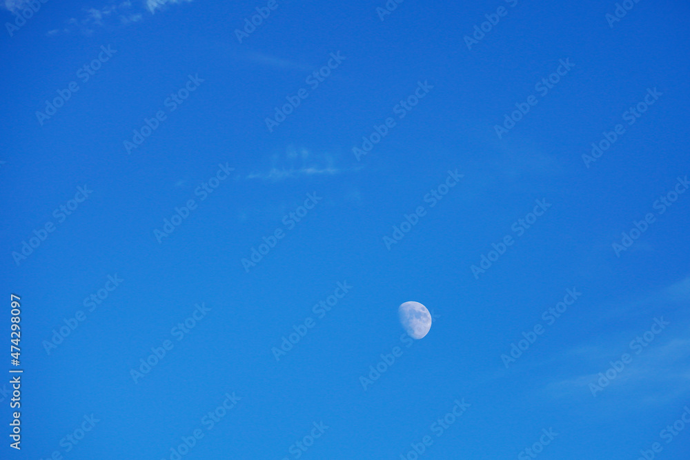 青空に浮かび上がる白い月 青空に浮かび上がる白い月